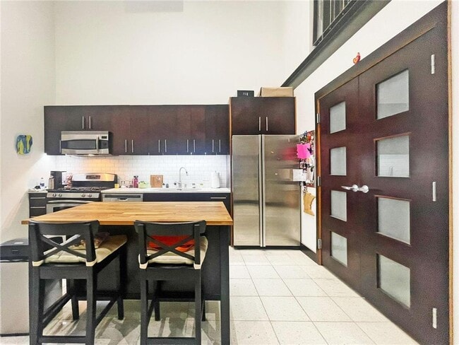 Building Photo - 214 4th St E