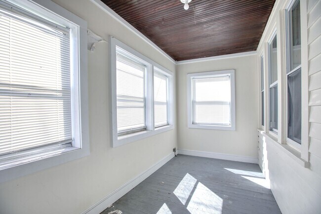 Building Photo - OR BEST OFFER **SPACIOUS FIRST FLOOR 2 BEDROOM WITH WASHER/DRYER SEPARATE DINING ROOM