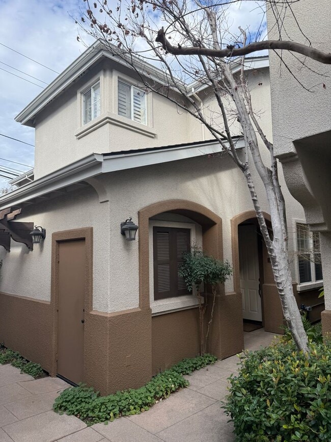 Building Photo - Los Altos Townhouse