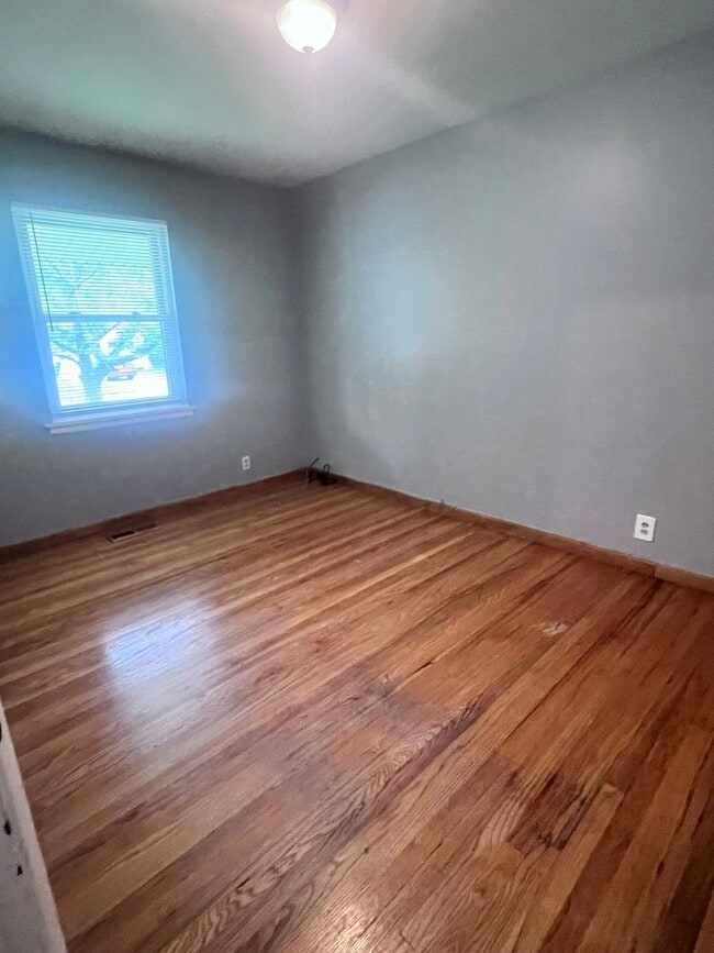 Building Photo - Large single family home