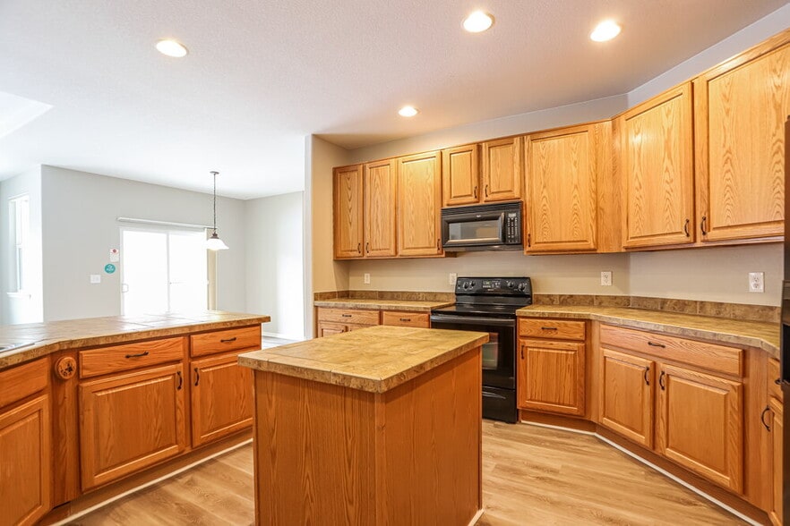 Building Photo - 2550 Paint Pony Cir