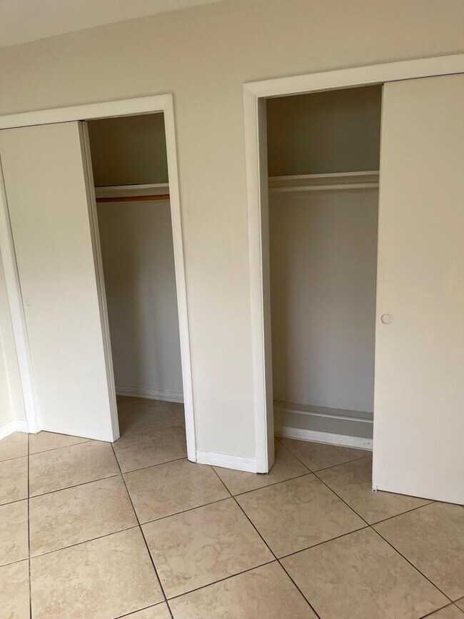 Building Photo - 2300 NE 5th Ave