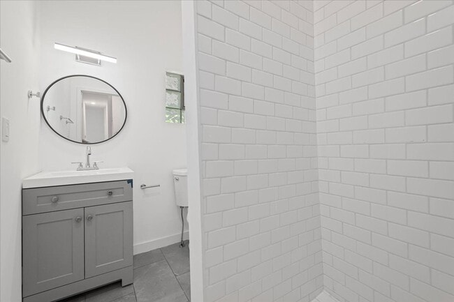 Building Photo - 640 Collins St