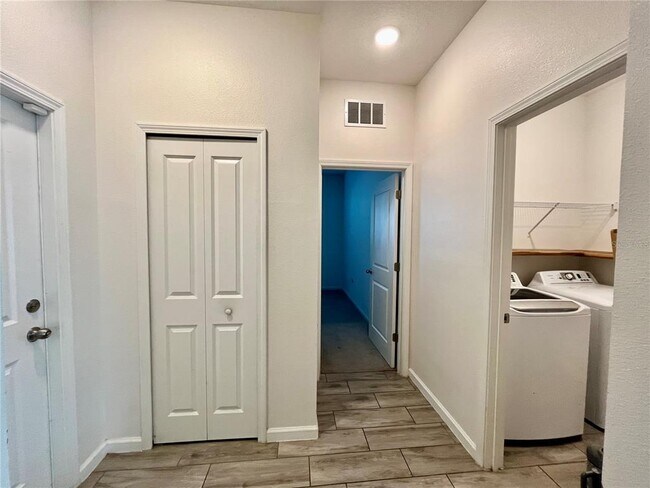 Building Photo - 421 Disa Dr