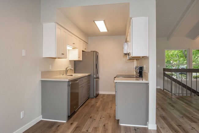 Building Photo - Completely Renovated 2 Bedroom / 1.5 Bath ...