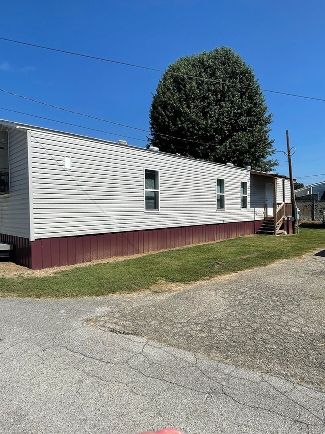 Building Photo - Three Bedroom Two Bath Manufactured Home i...
