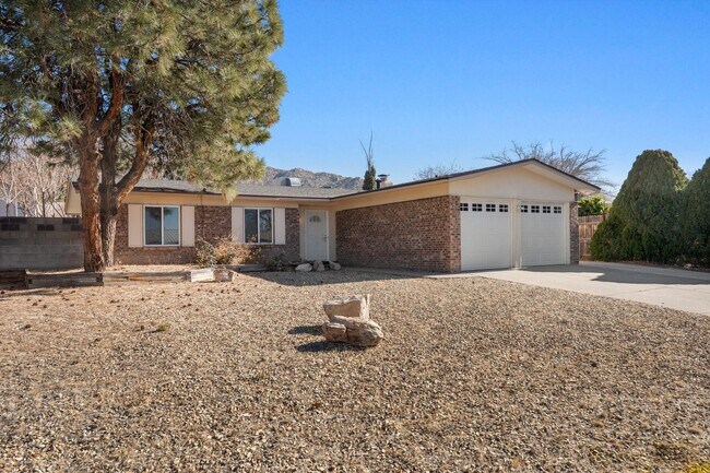 Building Photo - For Rent with Move-in Special ($1,200 off Base Rent ) | 3 Beds 2 Bath | 2 Car Garage |  NE Height...