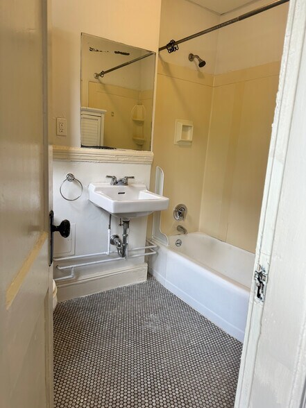 Building Photo - 90 Brainerd Rd