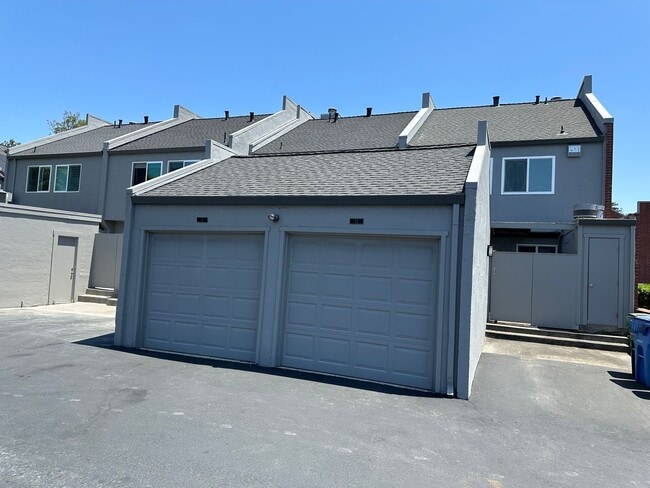 Building Photo - 3 Bed 1.5 Bath Townhome In Walnut Creek W/...