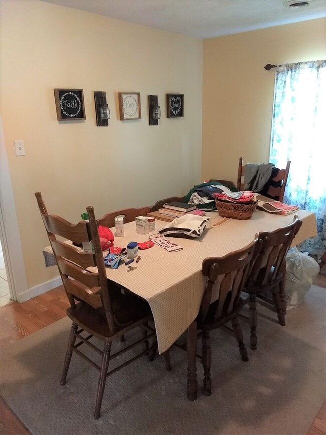 Building Photo - 3 Bed/2 Bath Single Fmaily Home