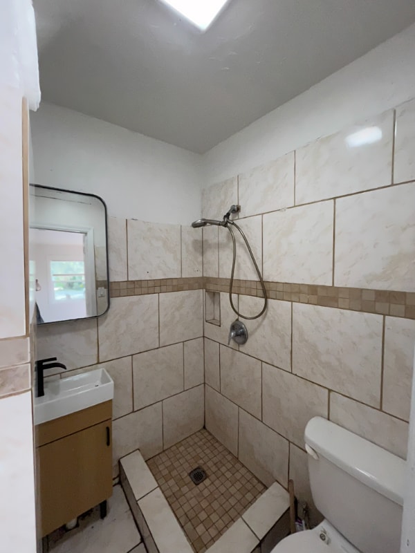 Building Photo - 610 SE 13th Terrace