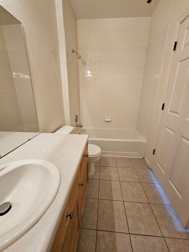 Building Photo - Awesome Aurora Top Floor 2 Bed 2 Bath Cond...