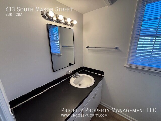 Building Photo - 613 S Mason St