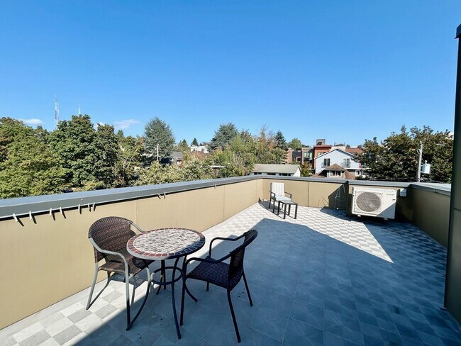 Building Photo - Capitol Hill/Cherry Hill Townhouse