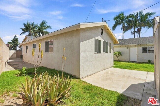 Building Photo - 8845 Glider Ave