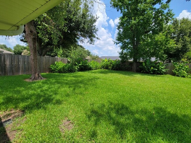 Building Photo - Cute 3B/2B Home Available on October 1st!