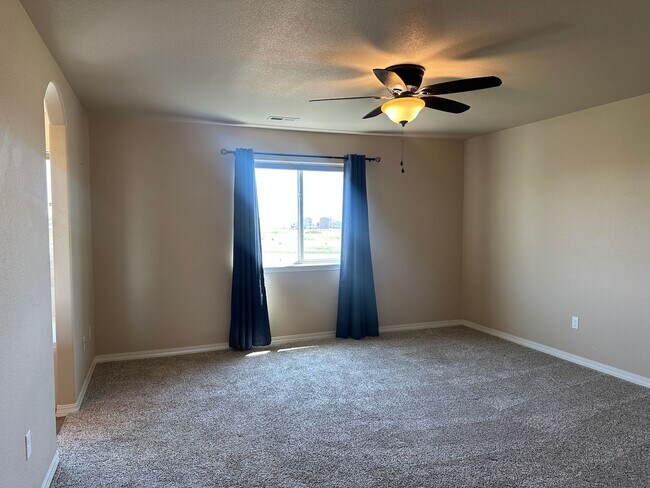 Building Photo - Stunning 4 Bed Home with Hot Tub in Founta...
