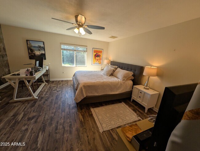 Building Photo - 4909 E Presidio Rd