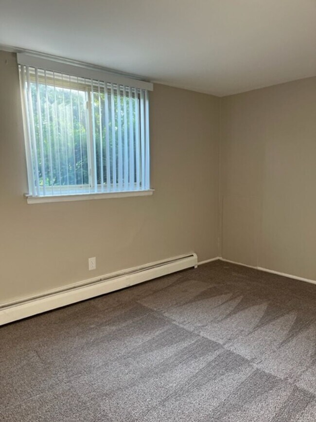 Building Photo - Charming, 2 bedroom/1 bath near Downtown Rochester!