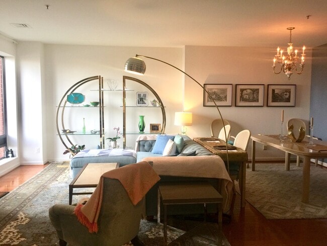 Building Photo - 10 E Lee St