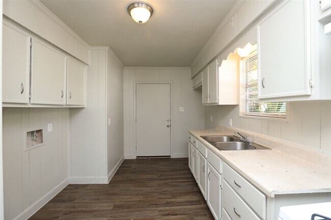 Building Photo - 3606 Live Oak St