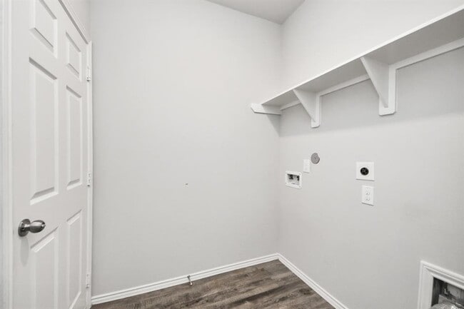 Building Photo - 2214 Welborn Dr