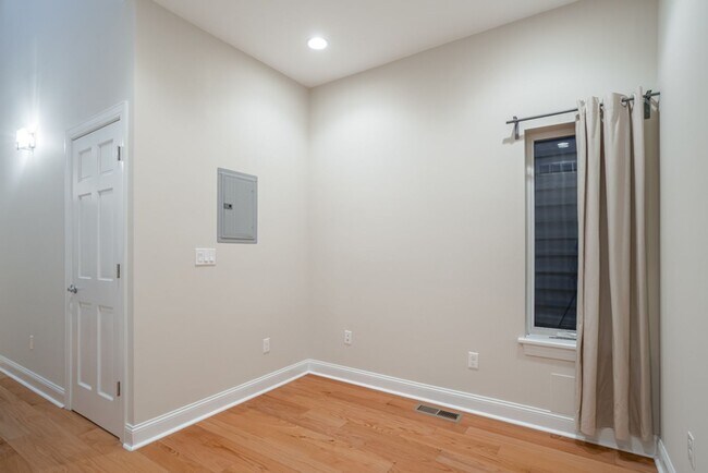 Building Photo - 724 N 3rd St