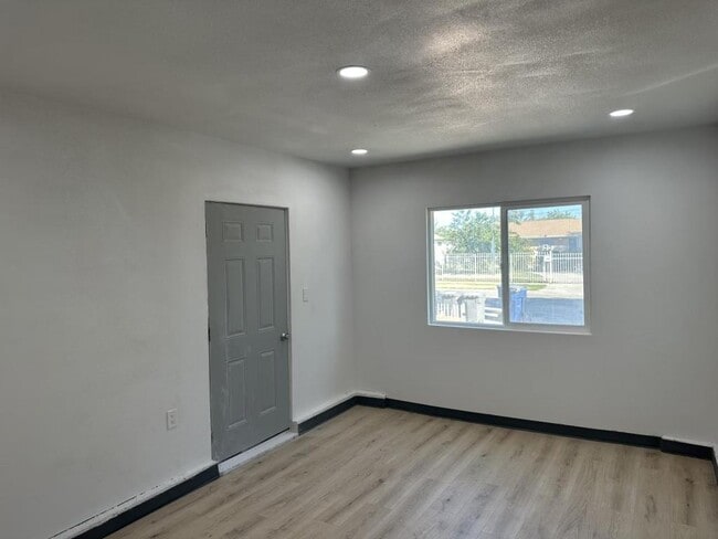 Building Photo - 1232 W Ave H 14