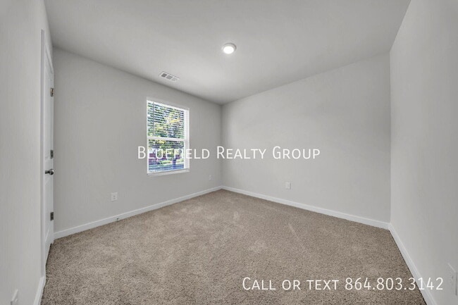 Building Photo - 161 Davis Dr