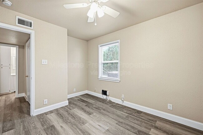 Building Photo - 817 S Elm St