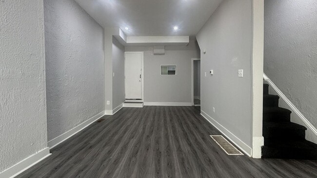 Building Photo - Renovated 2BR Row Home