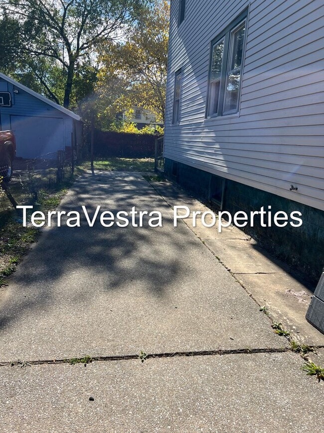 Building Photo - 3 Bed Single Family in Paulsboro! Eligible...