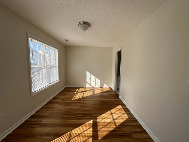 Building Photo - 3-bedroom, 3.5-bathroom nestled in Wyndhurst VA.