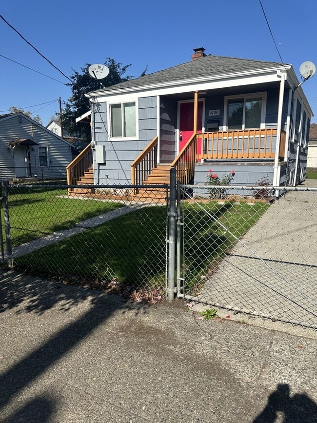 Building Photo - Two Bed 2 Bath Single Family Home Close to...