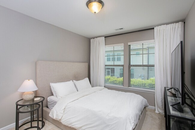 Building Photo - Beautiful 3 bedroom, 2.5 bath end unit townhome home!