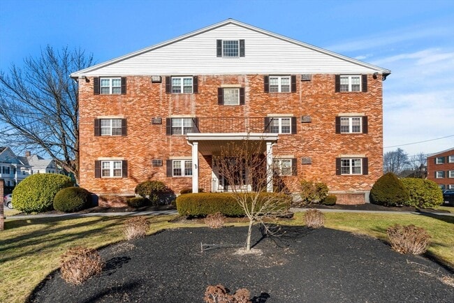 Building Photo - 305 Pine St