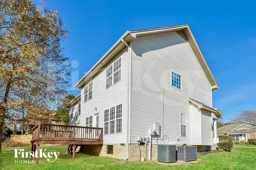 Building Photo - 811 Royal Oaks Dr