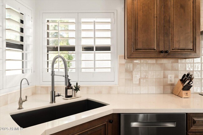 Building Photo - 1025 E Morten Ave