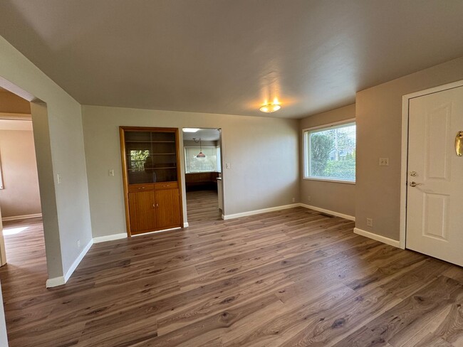 Building Photo - 3 Bed 1.75 Bath Home with Garage and Large...