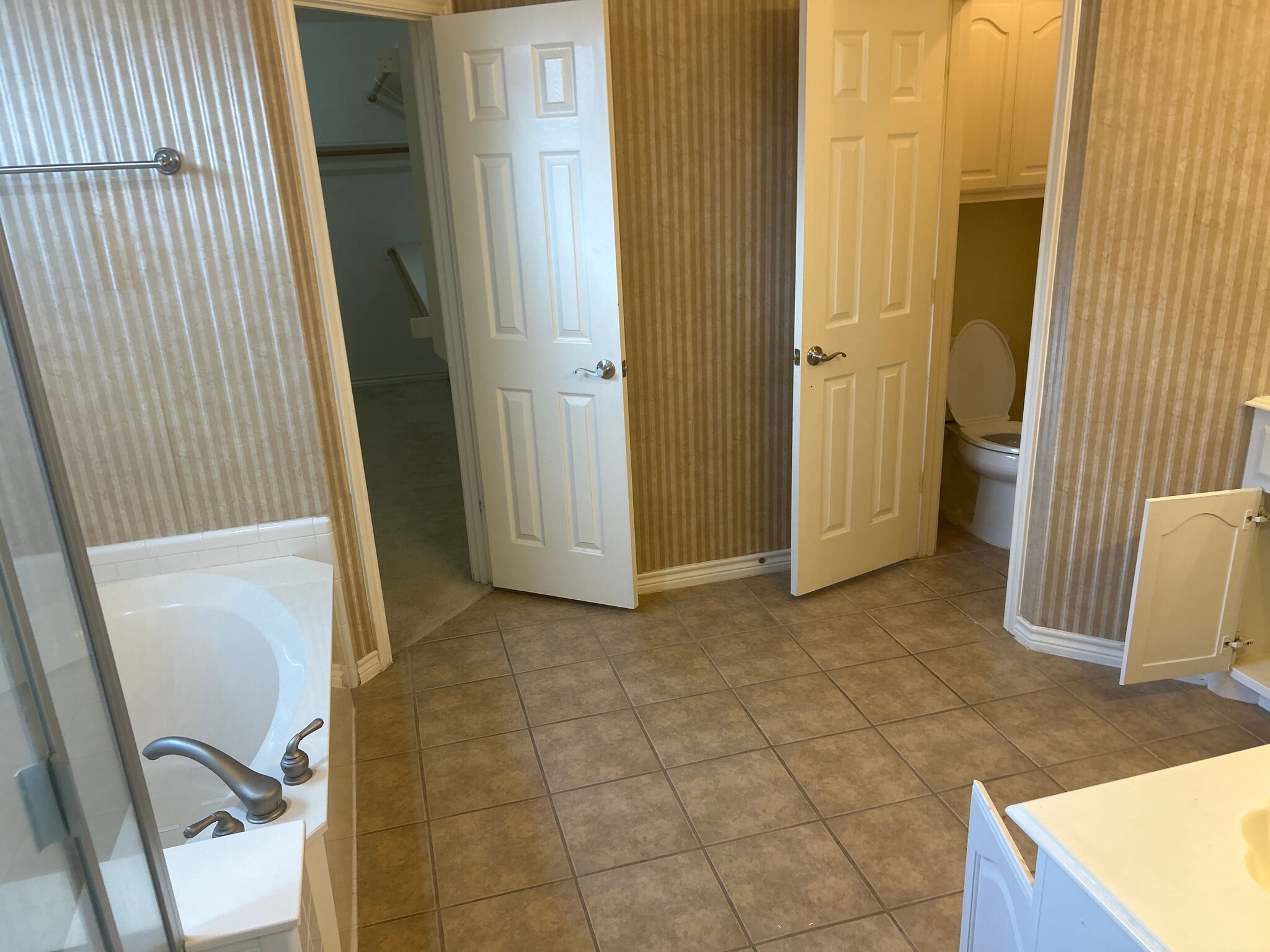 Building Photo - Room in House on Levant Ln