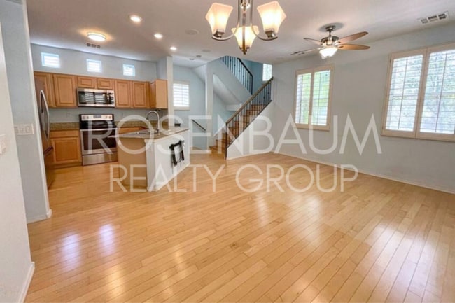 Building Photo - Beautiful 3-bedrooms, 2.5-baths townhouse ...