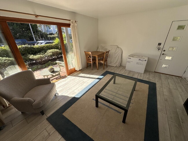 Building Photo - LIVE THE OCEAN BEACH LIFESTYLE!