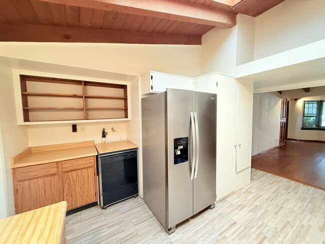 Building Photo - 401 N Lupine St