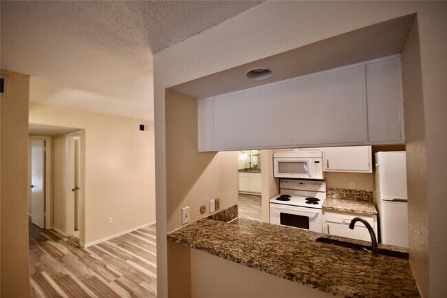 Building Photo - 1818 Augusta Dr