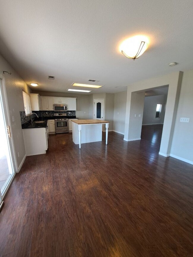 Building Photo - Beautiful 4 Bedroom House Ready To Call Home!