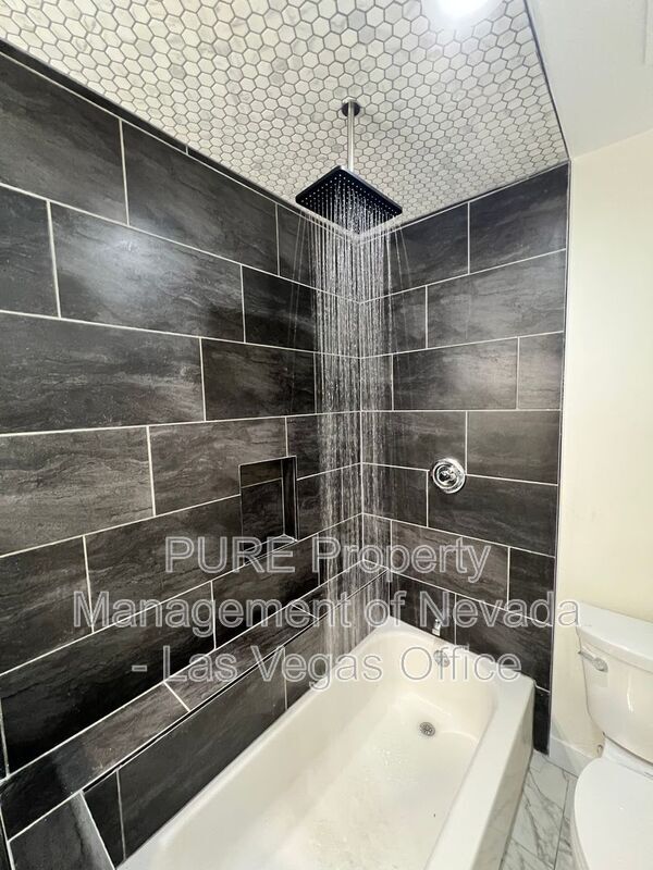 Building Photo - 1405 E Vegas Valley Dr