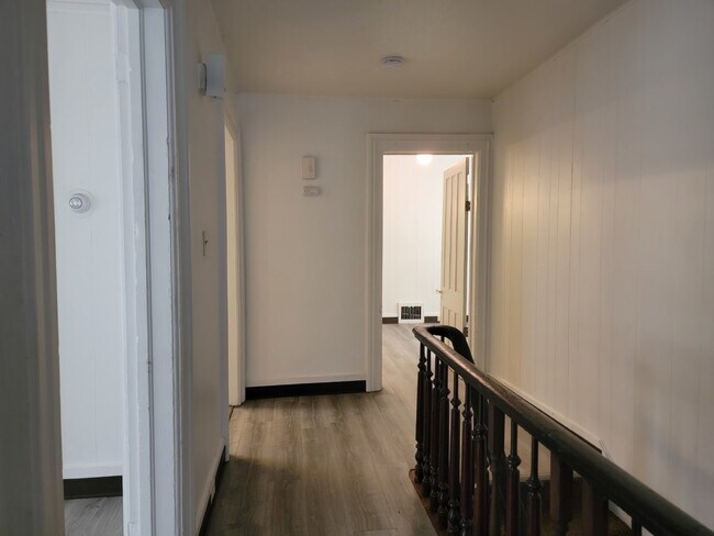 Building Photo - 564 Mt Vernon St
