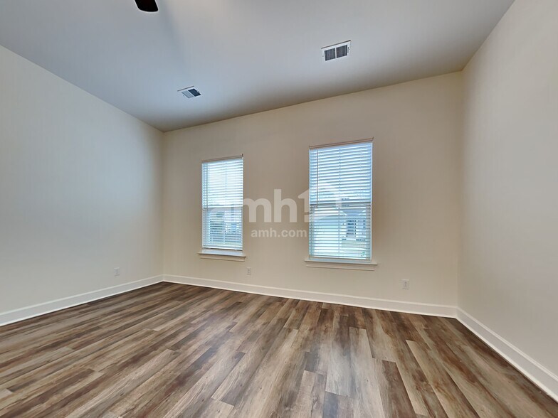 Building Photo - 133 Trumpet Vine Dr