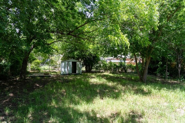 Building Photo - NEWLY RENOVATED 2 BEDROOM HOME!