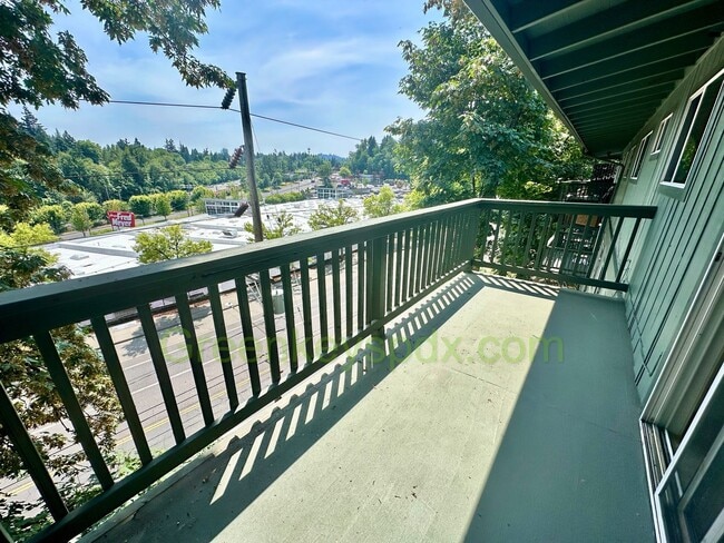 Building Photo - Wow! Spacious, Move-in Ready 2-bedroom 1-b...